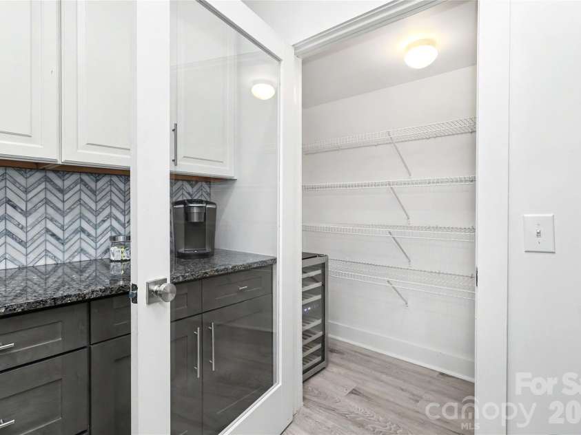 2420 Double Oaks Road, Charlotte, NC 28206.  MLS# CAR4434782, YatesRealty ID 58509. 