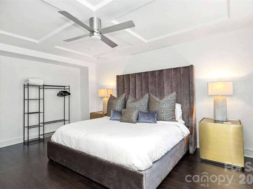 2420 Double Oaks Road, Charlotte, NC 28206.  MLS# CAR4434782, YatesRealty ID 58509. 