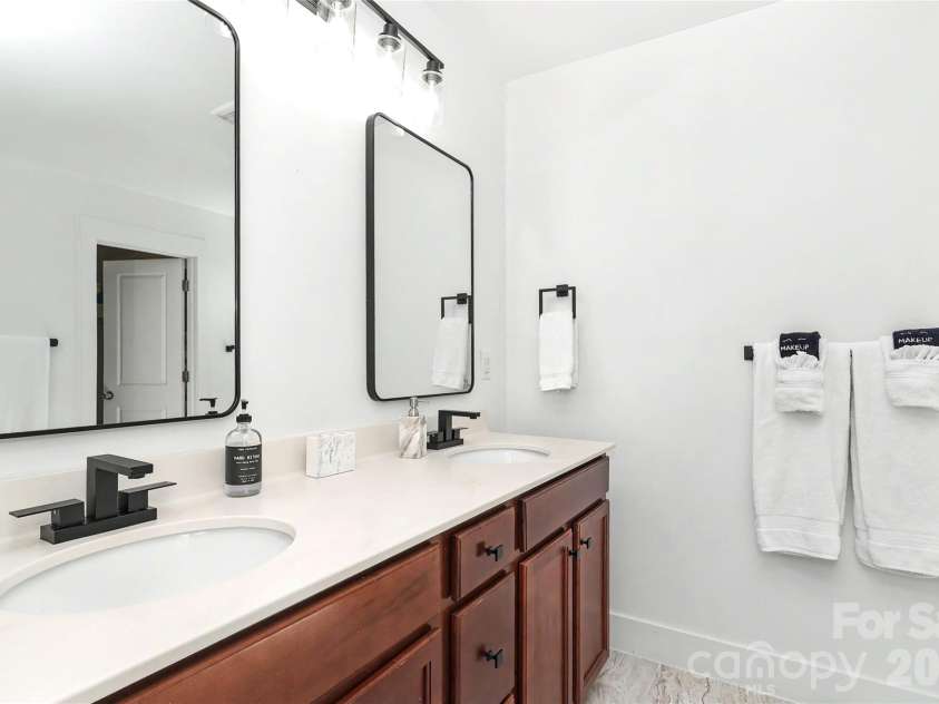 2420 Double Oaks Road, Charlotte, NC 28206.  MLS# CAR4434782, YatesRealty ID 58509. 
