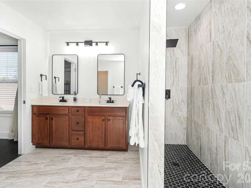 2420 Double Oaks Road, Charlotte, NC 28206.  MLS# CAR4434782, YatesRealty ID 58509. 
