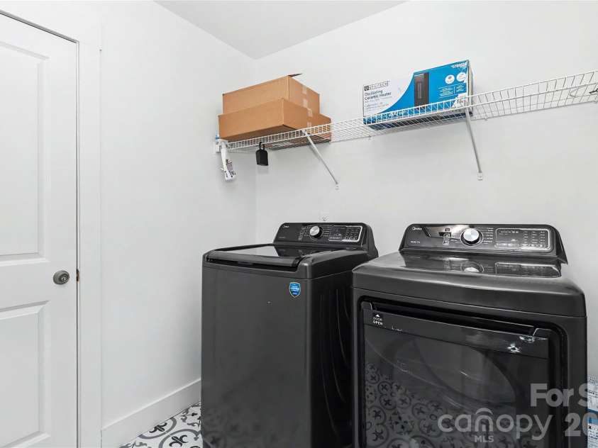 2420 Double Oaks Road, Charlotte, NC 28206.  MLS# CAR4434782, YatesRealty ID 58509. 