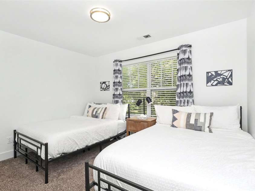 2420 Double Oaks Road, Charlotte, NC 28206.  MLS# CAR4434782, YatesRealty ID 58509. 