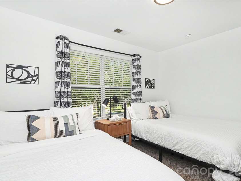 2420 Double Oaks Road, Charlotte, NC 28206.  MLS# CAR4434782, YatesRealty ID 58509. 