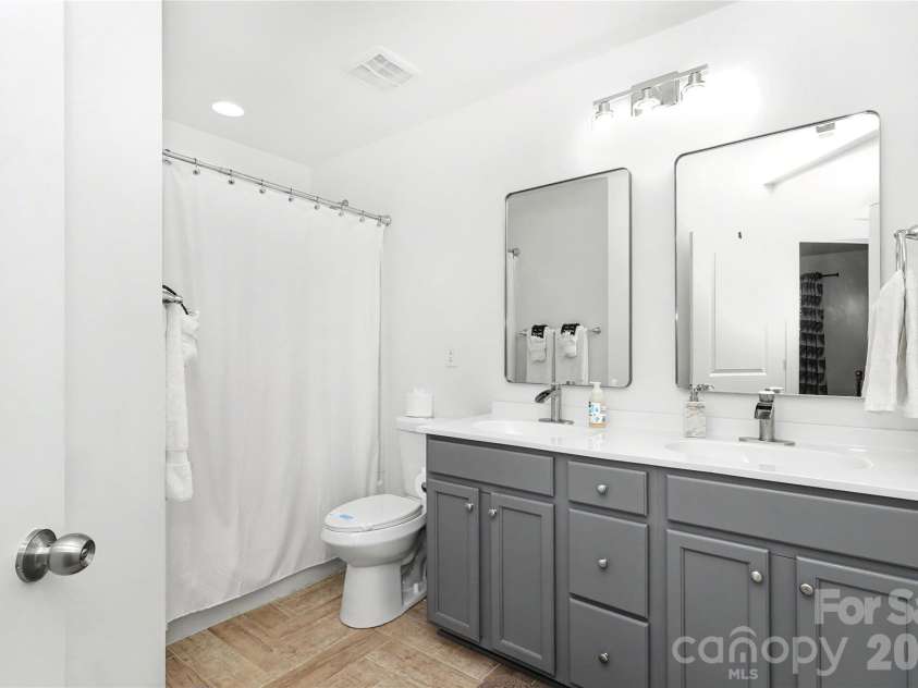 2420 Double Oaks Road, Charlotte, NC 28206.  MLS# CAR4434782, YatesRealty ID 58509. 