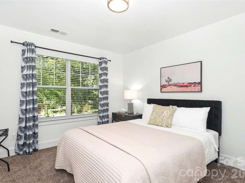 2420 Double Oaks Road, Charlotte, NC 28206.  MLS# CAR4434782, YatesRealty ID 58509. 