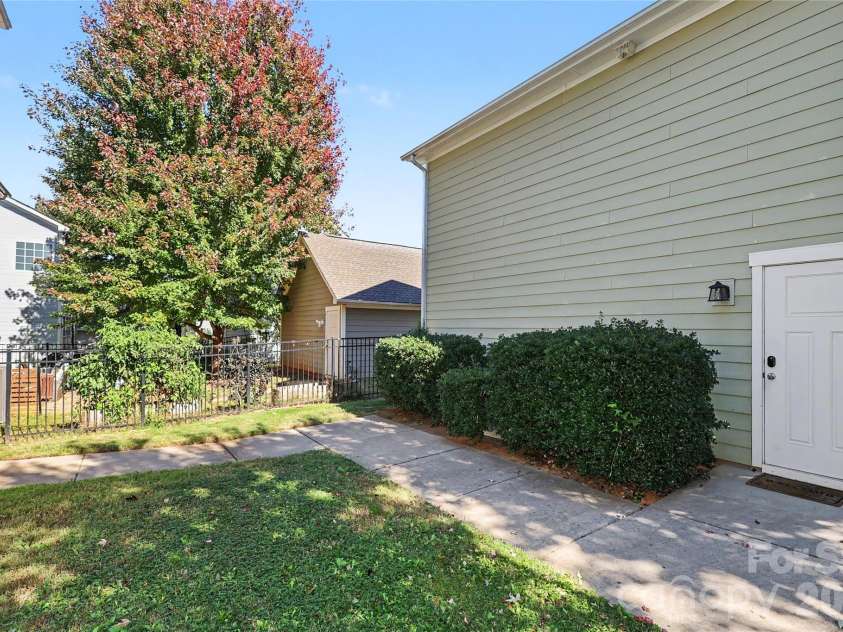 2420 Double Oaks Road, Charlotte, NC 28206.  MLS# CAR4434782, YatesRealty ID 58509. 