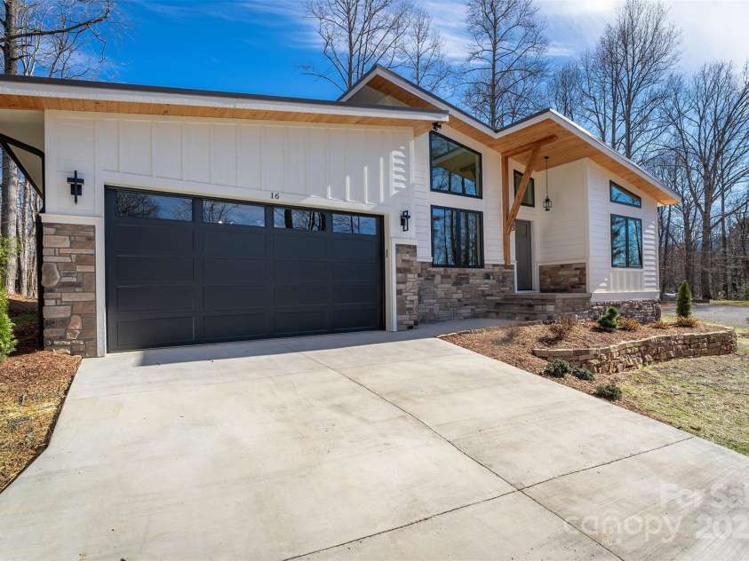 16 Taze Court, Black Mountain, NC 28711.  MLS# CAR4223551, YatesRealty ID 5852. 