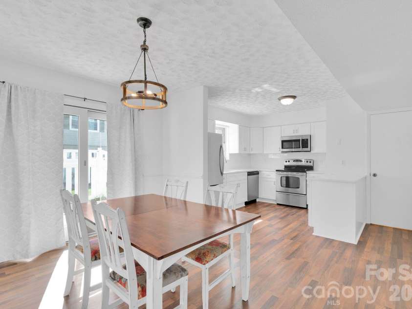 8510 Castle Pine Court, Charlotte, NC 28226.  MLS# CAR4333747, YatesRealty ID 5852. 