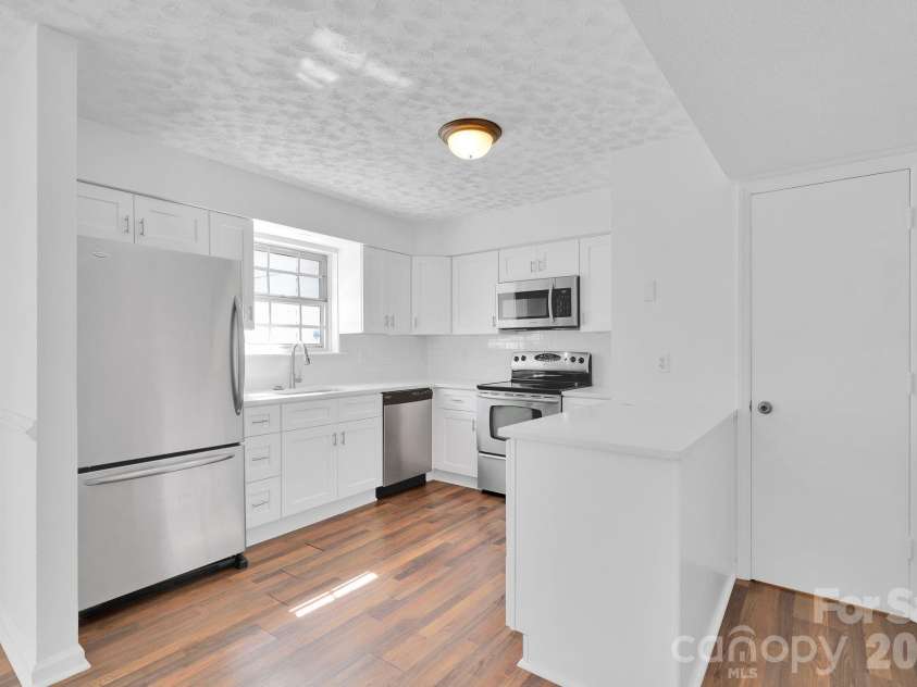 8510 Castle Pine Court, Charlotte, NC 28226.  MLS# CAR4333747, YatesRealty ID 5852. 