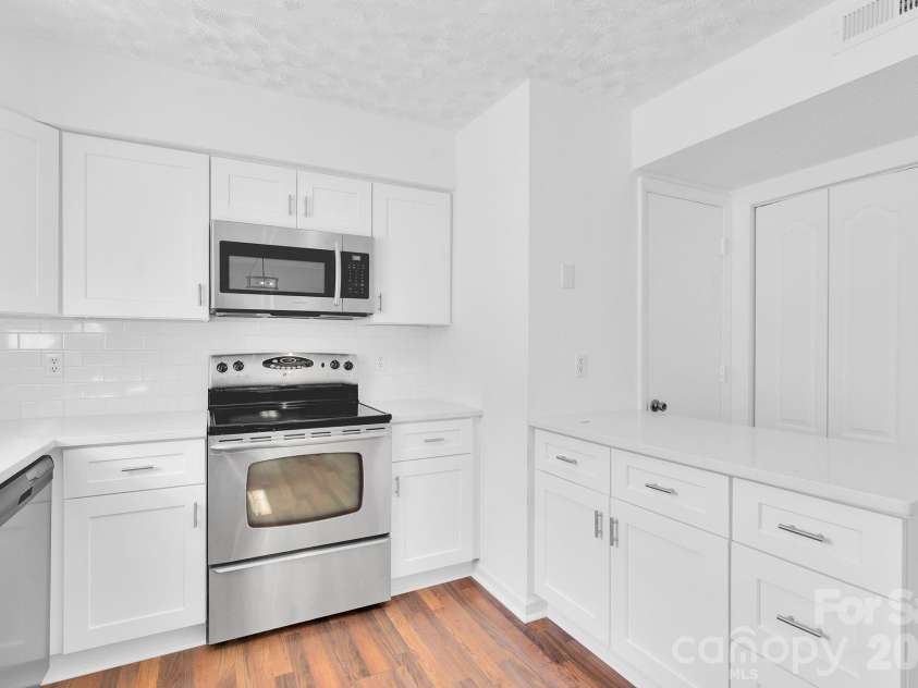 8510 Castle Pine Court, Charlotte, NC 28226.  MLS# CAR4333747, YatesRealty ID 5852. 