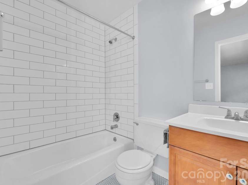 8510 Castle Pine Court, Charlotte, NC 28226.  MLS# CAR4333747, YatesRealty ID 5852. 
