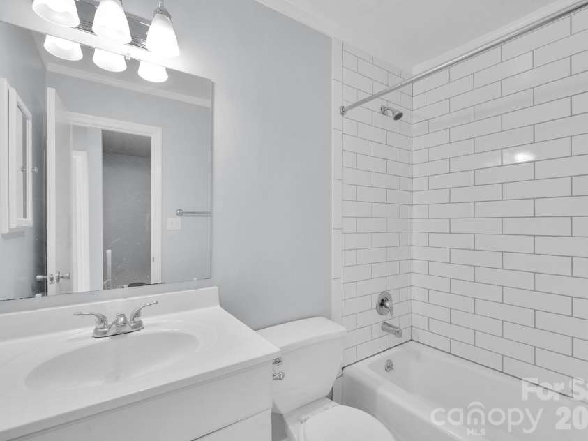 8510 Castle Pine Court, Charlotte, NC 28226.  MLS# CAR4333747, YatesRealty ID 5852. 