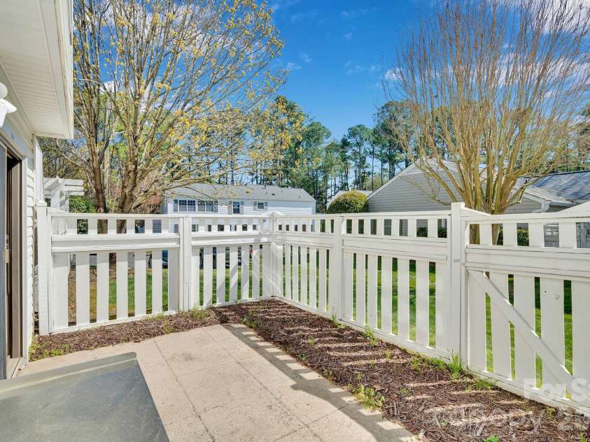 8510 Castle Pine Court, Charlotte, NC 28226.  MLS# CAR4333747, YatesRealty ID 5852. 