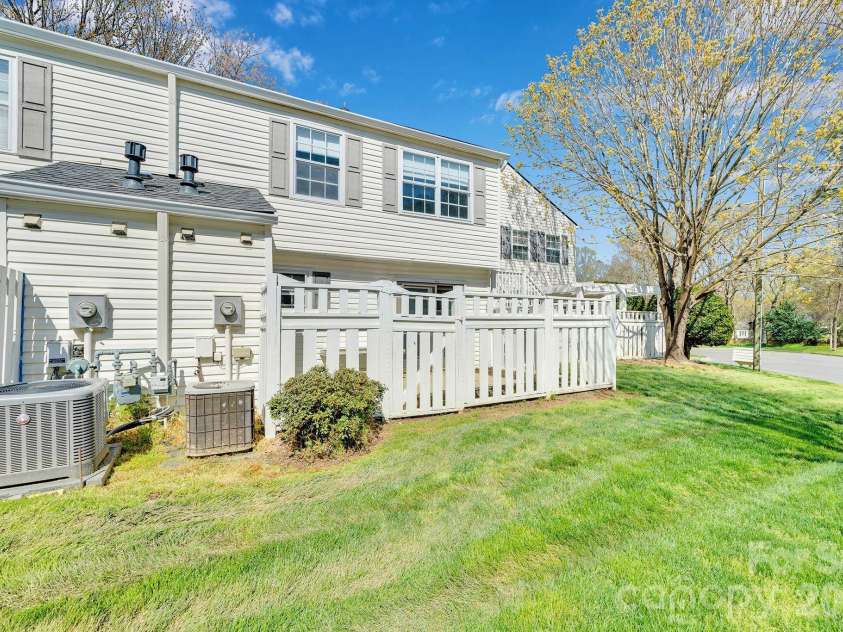 8510 Castle Pine Court, Charlotte, NC 28226.  MLS# CAR4333747, YatesRealty ID 5852. 