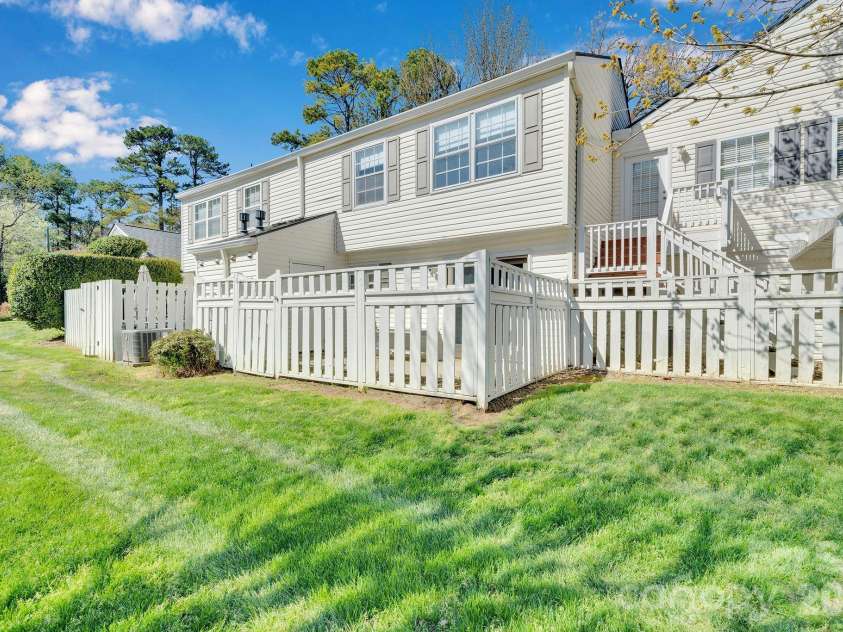 8510 Castle Pine Court, Charlotte, NC 28226.  MLS# CAR4333747, YatesRealty ID 5852. 