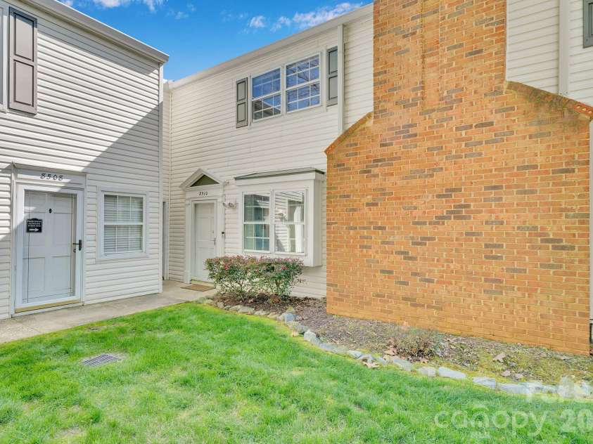8510 Castle Pine Court, Charlotte, NC 28226.  MLS# CAR4333747, YatesRealty ID 5852. 
