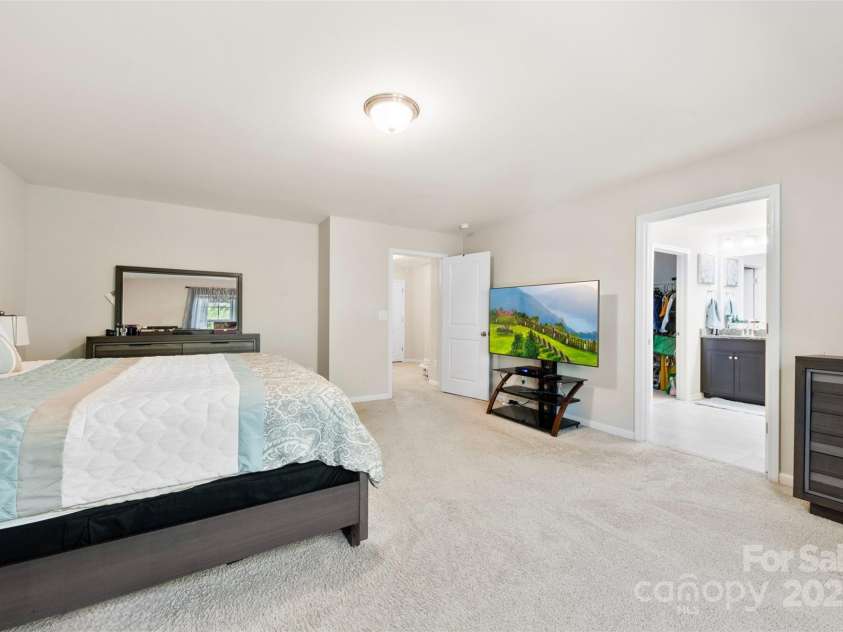 1212 Croft Drive, Fort Mill, SC 29708.  MLS# CAR4242324, YatesRealty ID 5855. Large sized primary suite