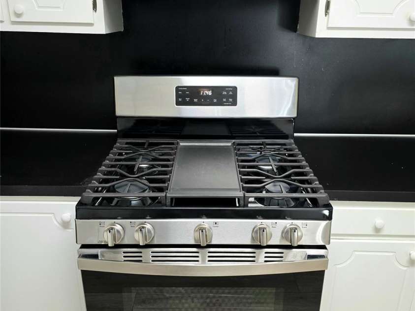 112 Wendover Drive, Lincolnton, NC 28092.  MLS# CAR4437712, YatesRealty ID 58555. Gas range