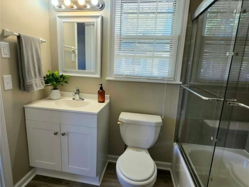 112 Wendover Drive, Lincolnton, NC 28092.  MLS# CAR4437712, YatesRealty ID 58555. Virtually staged representation of full bath