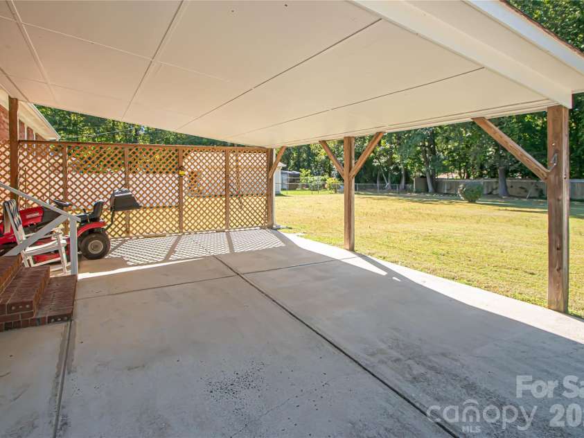 6016 Potter Road, Matthews, NC 28104.  MLS# CAR4432050, YatesRealty ID 58570. 