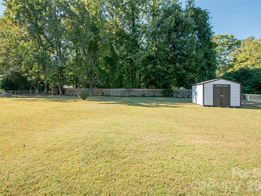 6016 Potter Road, Matthews, NC 28104.  MLS# CAR4432050, YatesRealty ID 58570. 