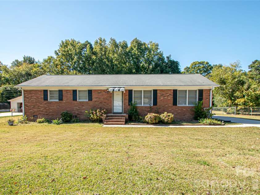 6016 Potter Road, Matthews, NC 28104.  MLS# CAR4432050, YatesRealty ID 58570. Welcome Home!