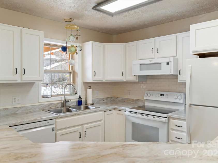 284 Caldwell Drive, Maggie Valley, NC 28751.  MLS# CAR4218982, YatesRealty ID 5858. Main Floor Kitchen