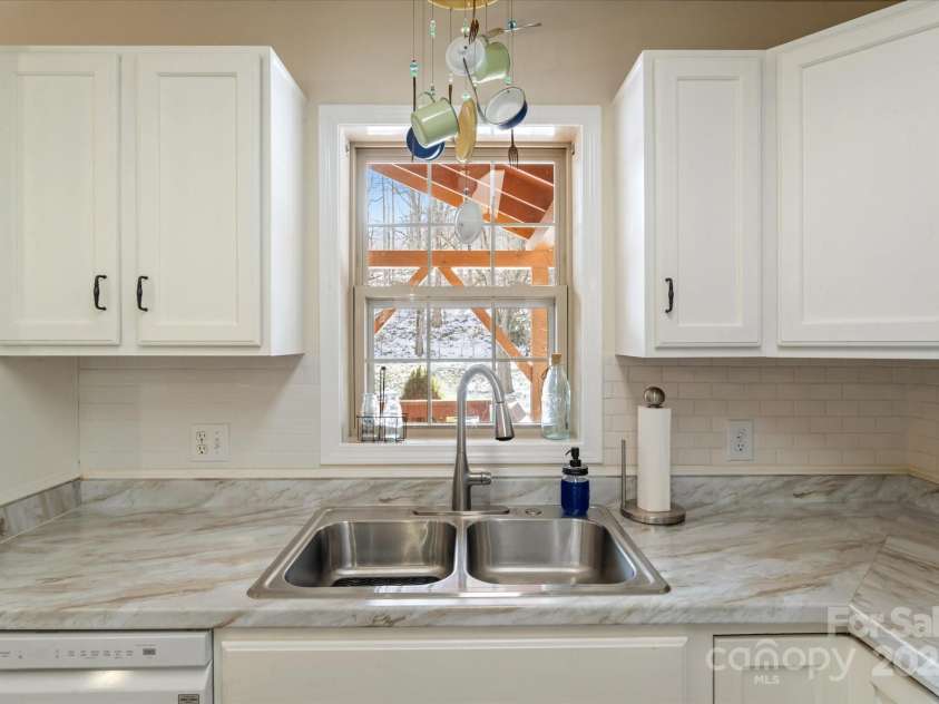 284 Caldwell Drive, Maggie Valley, NC 28751.  MLS# CAR4218982, YatesRealty ID 5858. Main Floor Kitchen