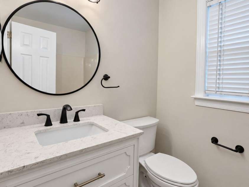 8730 Fieldgate Drive, Charlotte, NC 28277.  MLS# CAR4436593, YatesRealty ID 58584. Hall Bath