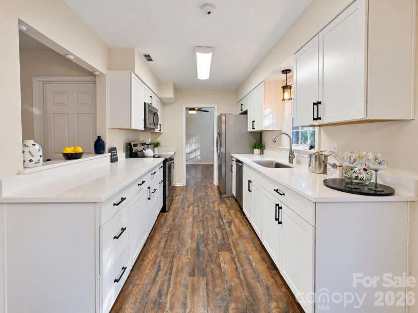 8730 Fieldgate Drive, Charlotte, NC 28277.  MLS# CAR4436593, YatesRealty ID 58584. Kitchen