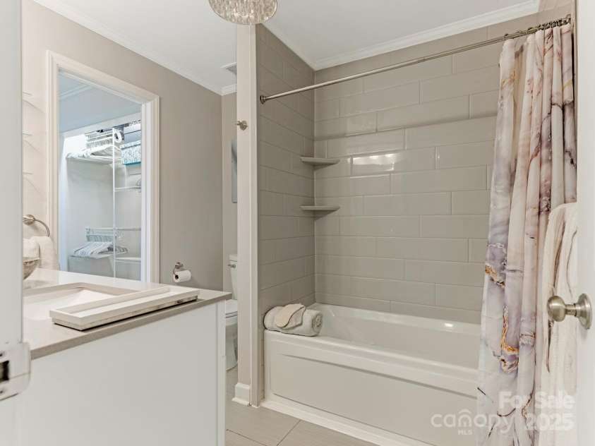 212 10th Street, Charlotte, NC 28202.  MLS# CAR4260172, YatesRealty ID 586. Full Bath with Jacuzzi tub