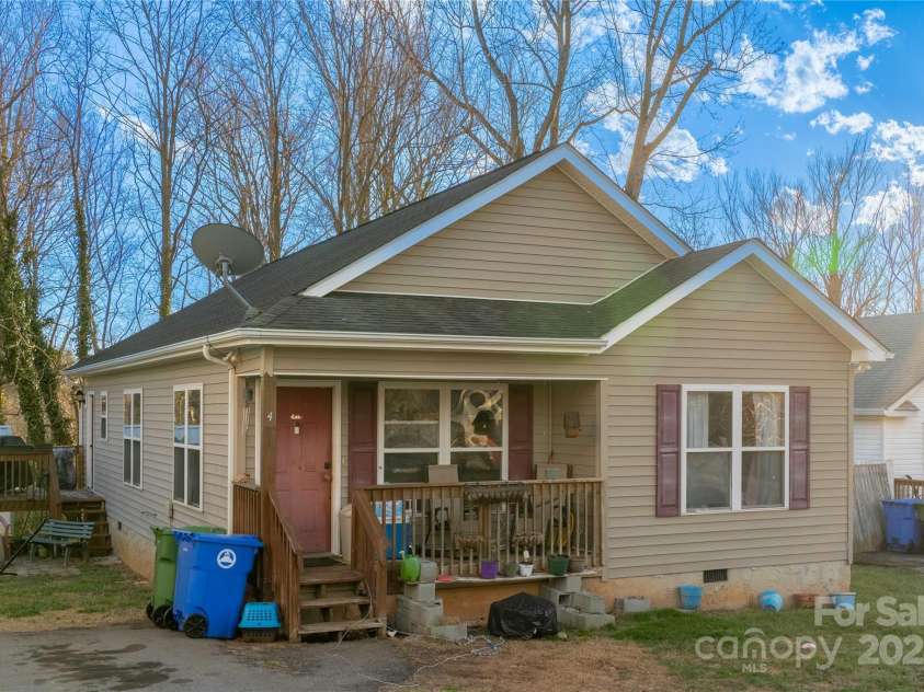 4 Wren Way Drive, Asheville, NC 28803.  MLS# CAR4227621, YatesRealty ID 5861. 