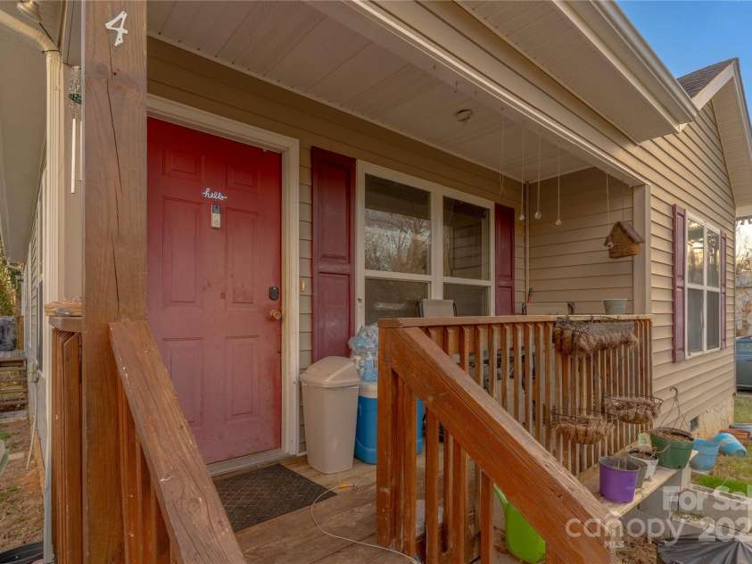 4 Wren Way Drive, Asheville, NC 28803.  MLS# CAR4227621, YatesRealty ID 5861. 