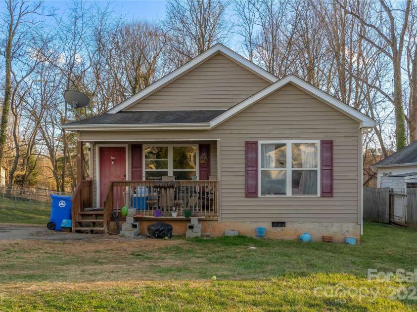 4 Wren Way Drive, Asheville, NC 28803.  MLS# CAR4227621, YatesRealty ID 5861. 