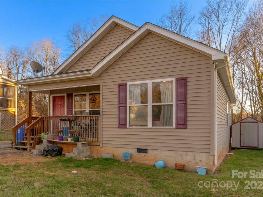 4 Wren Way Drive, Asheville, NC 28803.  MLS# CAR4227621, YatesRealty ID 5861. 