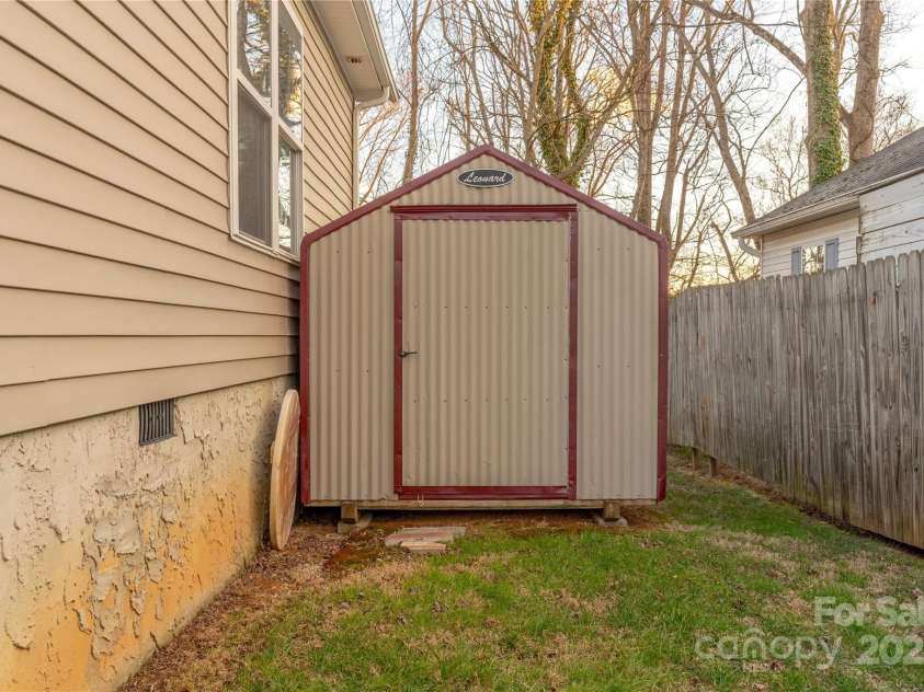 4 Wren Way Drive, Asheville, NC 28803.  MLS# CAR4227621, YatesRealty ID 5861. 