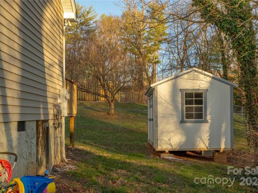 4 Wren Way Drive, Asheville, NC 28803.  MLS# CAR4227621, YatesRealty ID 5861. 