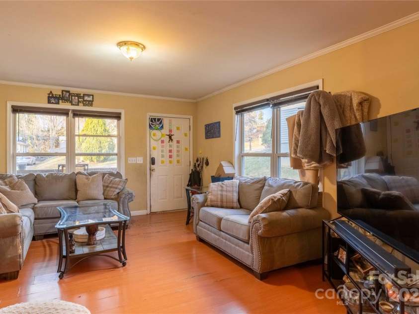 4 Wren Way Drive, Asheville, NC 28803.  MLS# CAR4227621, YatesRealty ID 5861. 