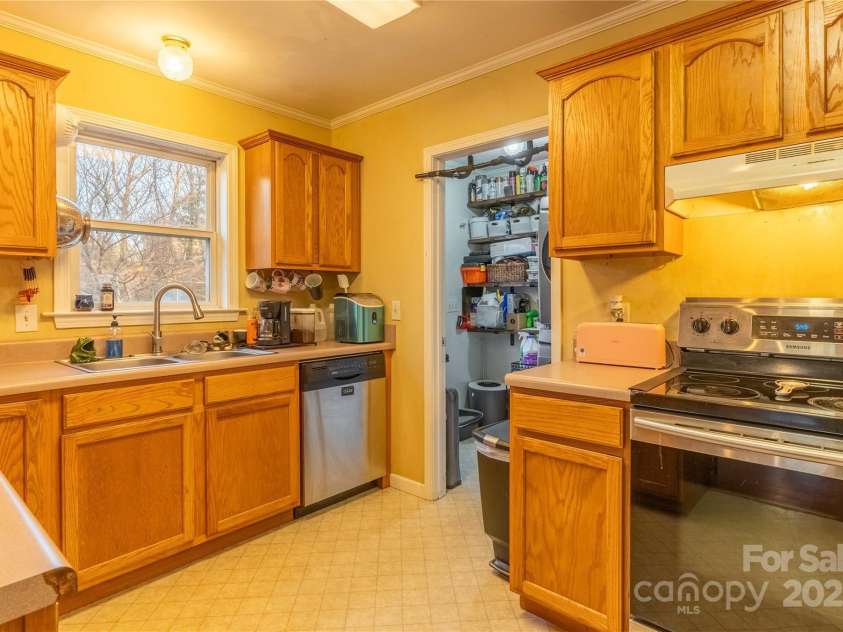 4 Wren Way Drive, Asheville, NC 28803.  MLS# CAR4227621, YatesRealty ID 5861. 