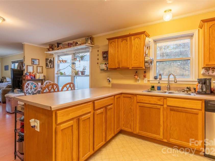 4 Wren Way Drive, Asheville, NC 28803.  MLS# CAR4227621, YatesRealty ID 5861. 