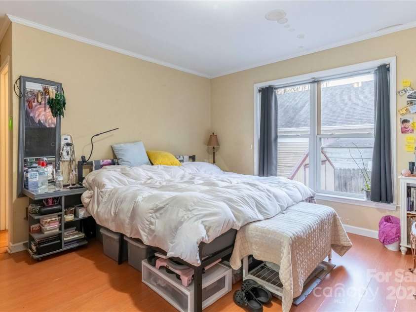 4 Wren Way Drive, Asheville, NC 28803.  MLS# CAR4227621, YatesRealty ID 5861. 