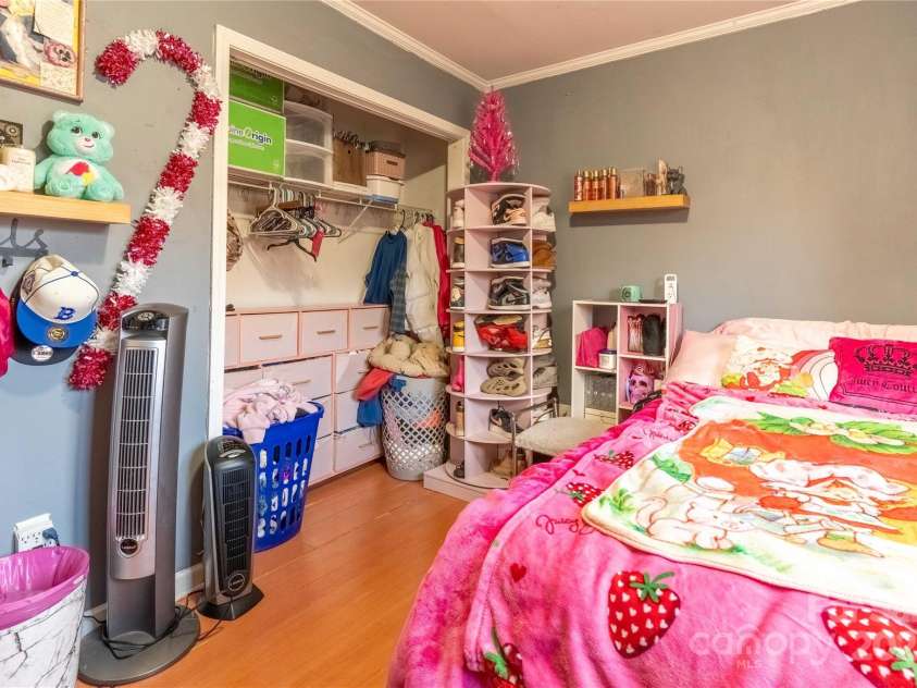 4 Wren Way Drive, Asheville, NC 28803.  MLS# CAR4227621, YatesRealty ID 5861. 