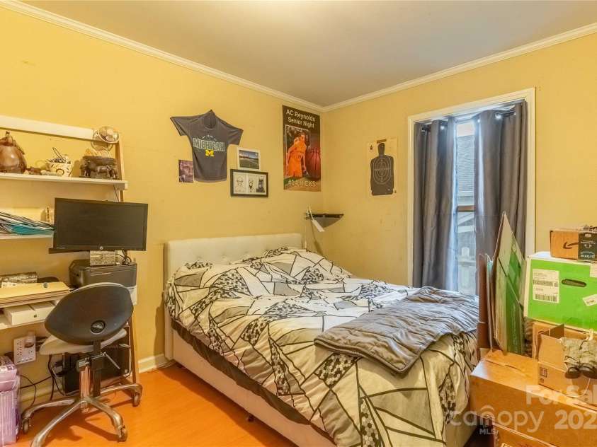 4 Wren Way Drive, Asheville, NC 28803.  MLS# CAR4227621, YatesRealty ID 5861. 