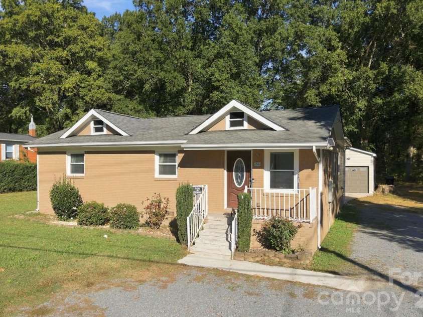 200 Walnut Street, Monroe, NC 28110.  MLS# CAR4437370, YatesRealty ID 58615. 