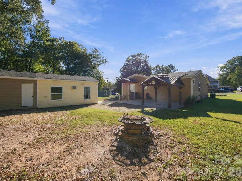 200 Walnut Street, Monroe, NC 28110.  MLS# CAR4437370, YatesRealty ID 58615. 