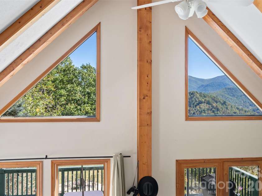 471 McNary Drive, Clyde, NC 28721.  MLS# CAR4435180, YatesRealty ID 58619. 