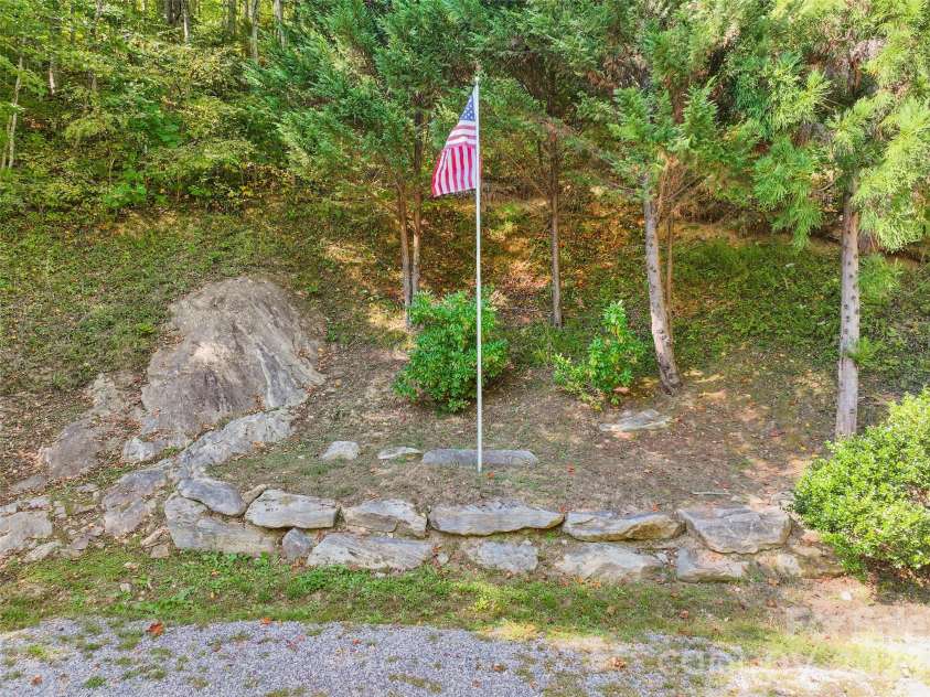 471 McNary Drive, Clyde, NC 28721.  MLS# CAR4435180, YatesRealty ID 58619. 