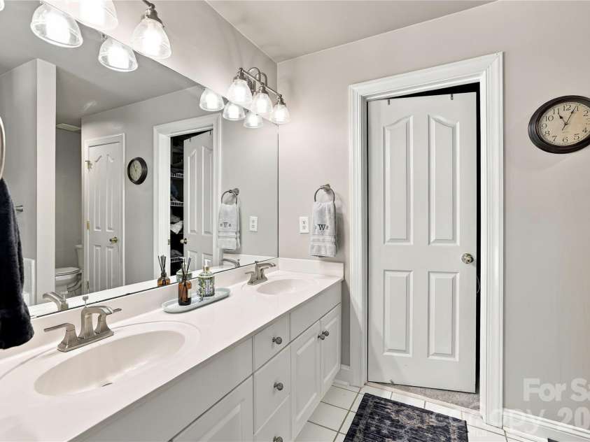 1167 Hollyheath Lane, Charlotte, NC 28209.  MLS# CAR4437938, YatesRealty ID 58669. 