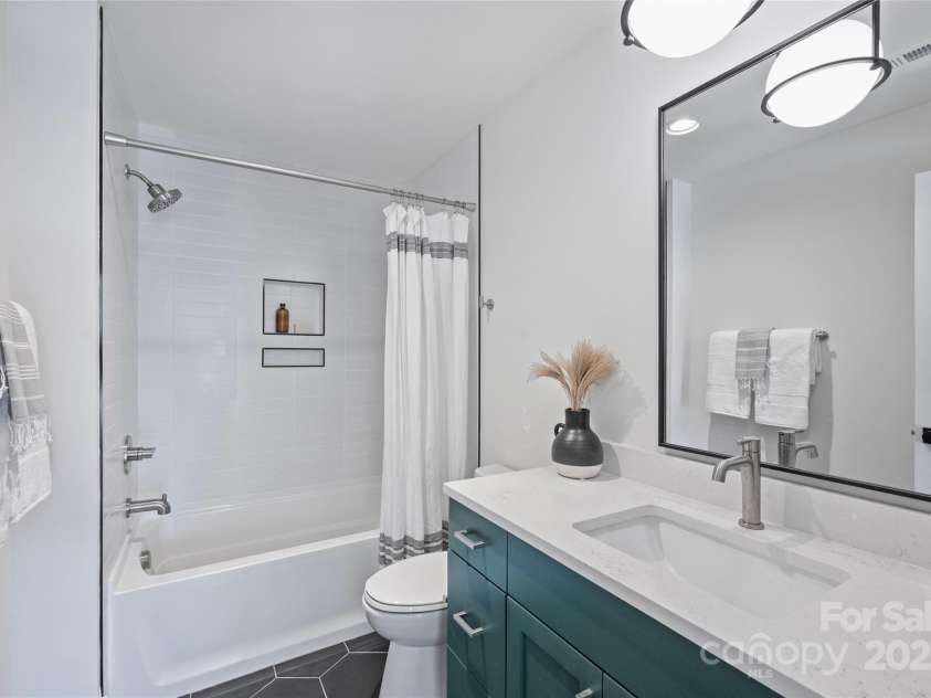 3113 Colyer Place, Charlotte, NC 28205.  MLS# CAR4214772, YatesRealty ID 5867. Full Bath