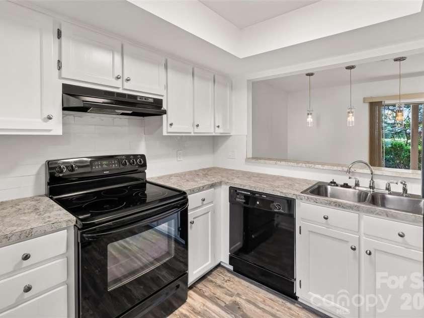 2913 Iron Gate Lane, Charlotte, NC 28212.  MLS# CAR4438016, YatesRealty ID 58707. 